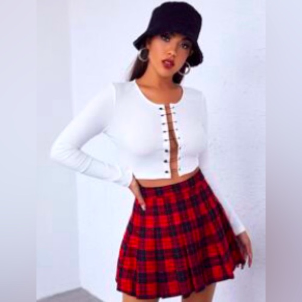 White short top with safety clip on the front